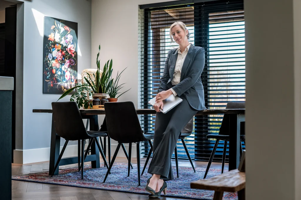 Yvonne leunend tegen tafel